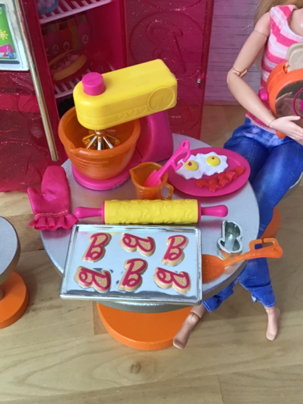 2010 Barbie Glam Fridge and Accessories - Picture 2 of 14